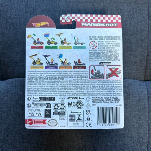 Hot Wheels Mario Kart Princess Daisy Standard Kart w/ Flower Glider 1:64 - Picture 2 of 6